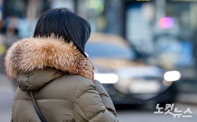 아침 기온이 영하로 떨어지며 '꽃샘추위'가 찾아왔다. 박종민 기자