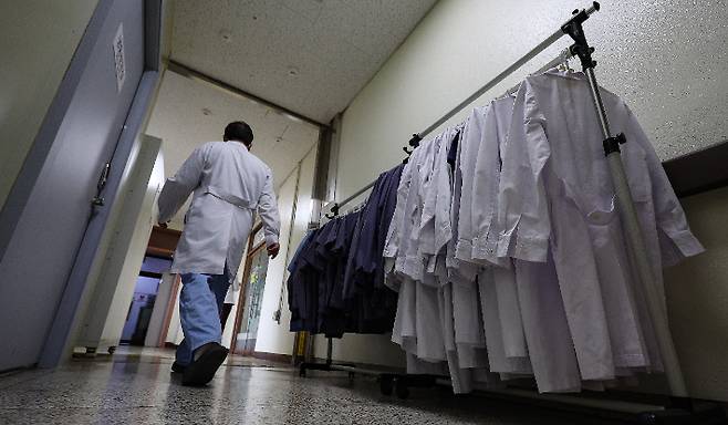 어수선한 대학병원 속 깨끗하게 세탁된 가운. 연합뉴스