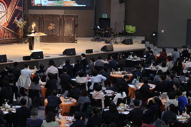 지난 4일, 개최된 '목회 로드맵 세미나'에서 전 총신대 김지찬 교수가 강의하고 있다. 수영로교회 제공