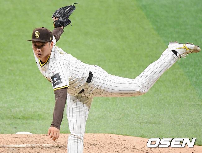 [OSEN=고척돔, 지형준 기자] 20일 오후 서울 고척스카이돔에서&nbsp;‘MLB 월드투어 서울 시리즈’&nbsp;LA 다저스와 샌디에이고 파드리스의 개막 경기가 열렸다. 6회초 마쓰이가 투구하고 있다. 2024.03.20 /jpnews@osen.co.kr