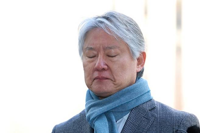 노환규 전 대한의사협회 회장이 지난 9일 오전 전공의 집단 사직 공모 의혹과 관련해 경찰 조사를 받기 위해 서울 마포구 서울경찰청 공공범죄수사대로 출석하기 전 입장을 표명하고 있다. 연합뉴스