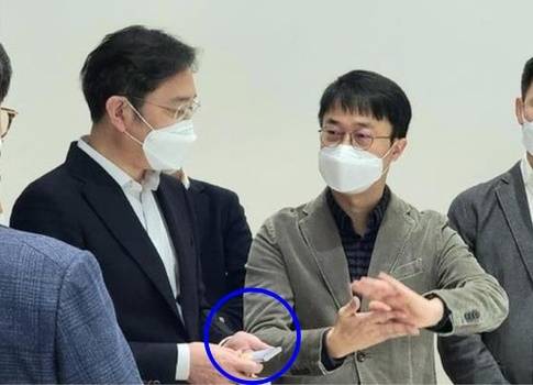 이재용 삼성전자 회장(당시 부회장, 왼쪽)이 2020년 11월&nbsp;서울R&D&nbsp;캠퍼스에서 열린 디자인 전략회의에서 롤러블폰으로 추정되는 차세대 스마트폰을 쥐고 있는 모습. 삼성전자 제공