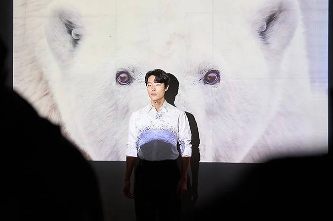 그린피스 1호 홍보대사가 된 류준열이 출연한 ‘나는 북극곰입니다’ 영상의 한 장면 / 그린피스 제공.