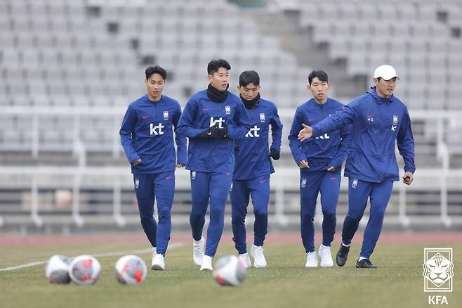 백승호(왼쪽)가 지난 19일 고양종합운동장에서 진행된 축구대표팀 훈련을 소화하고 있다. 대한축구협회 제공