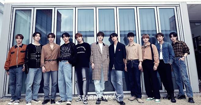 그룹 더보이즈(THE BOYZ)가 서울 강남구 IST엔터테인먼트 사옥에서 진행된 '2023 아시아 아티스트 어워즈 인 필리핀'(2023 Asia Artist Awards IN THE PHILIPPINES, 이하 2023 AAA) 수상 인터뷰에 앞서 포즈를 취하고 있다. /사진=김창현