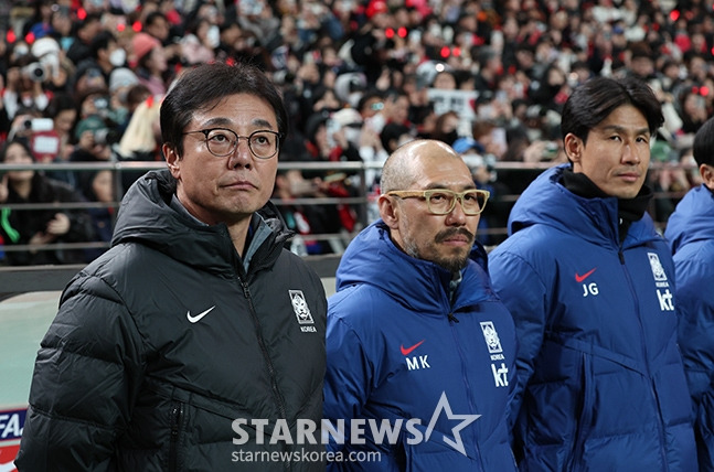 2026 FIFA 북중미 월드컵 2차예선 한국-태국전이 21일 오후 서울월드컵경기장에서 열렸다. 황선홍 감독이 그라운드를 응시하고 있다. /상암=김진경 기자