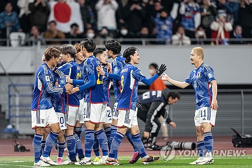 일본 축구대표팀은 21일 도쿄 국립경기장에서 열린 북한과의 2026 FIFA 북중미 월드컵 아시아 지역 2차 예선 B조 3차전에서 1-0으로 승리했다. 이날 승리로 일본은 아시아 지역 예선 3연승을 질주하며 B조 선두 자리를 지켰다. 전반 2분 다나카 아오가 선제골을 터트린 후 동료들과 함께 기뻐하고 있다. 연합뉴스