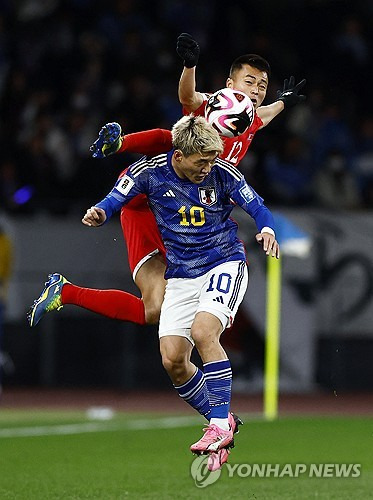 일본 축구대표팀은 21일 도쿄 국립경기장에서 열린 북한과의 2026 FIFA 북중미 월드컵 아시아 지역 2차 예선 B조 3차전에서 1-0으로 승리했다. 이날 승리로 일본은 아시아 지역 예선 3연승을 질주하며 B조 선두 자리를 지켰다. 도안 리쓰가 최주성과 공중볼 경합을 펼치고 있다. 연합뉴스