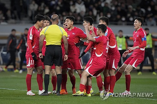 일본 축구대표팀은 21일 도쿄 국립경기장에서 열린 북한과의 2026 FIFA 북중미 월드컵 아시아 지역 2차 예선 B조 3차전에서 1-0으로 승리했다. 이날 승리로 일본은 아시아 지역 예선 3연승을 질주하며 B조 선두 자리를 지켰다. 후반전 북한의 동점골이 반칙으로 인해 인정되지 않자 북한 선수들이 격렬하게 항의하고 있다. 연합뉴스