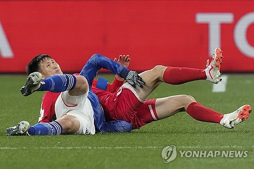 일본 축구대표팀은 21일 도쿄 국립경기장에서 열린 북한과의 2026 FIFA 북중미 월드컵 아시아 지역 2차 예선 B조 3차전에서 1-0으로 승리했다. 이날 승리로 일본은 아시아 지역 예선 3연승을 질주하며 B조 선두 자리를 지켰다. 우에다 아야세가 페널티 박스 안에서 몸을 날려 슈팅을 시도했지만 공이 위로 뜨면서 유효슈팅으로 이어지지 않았다. 연합뉴스