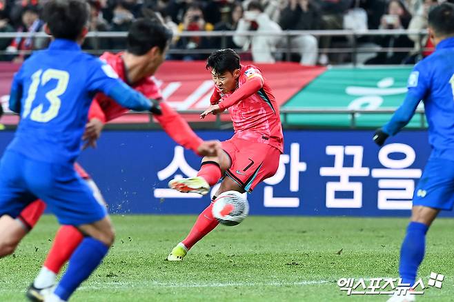 빛바랜 손흥민의 선제골이었다. 한국이 손흥민의 선제골에도 불구하고 태국을 상대로 승리하지 못했다. 황선홍 감독이 이끄는 대한민국 축구 국가대표팀은 21일 오후 8시 서울월드컵경기장에서 태국과 2026 국제축구연맹(FIFA) 북중미 월드컵 아시아 지역 예선 조별리그 C조 3차전에서 손흥민의 선제골로 앞서갔지만 후반전 태국에 동점골을 내주며 1-1로 비겼다. 사진 서울월드컵경기장 고아라 기자