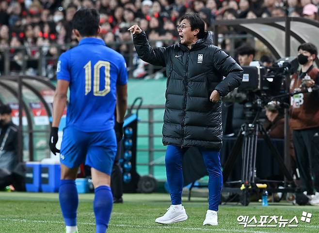 황선홍 감독이 이끄는 대한민국 축구 국가대표팀은 21일 오후 8시 서울월드컵경기장에서 태국과 2026 국제축구연맹(FIFA) 북중미 월드컵 아시아 지역 예선 조별리그 C조 3차전에서 손흥민의 선제골로 앞서갔지만 후반전 태국에 동점골을 내주며 1-1로 비겼다. 임시 감독으로 태국과의 첫 경기를 치른 황 감독은 아쉬운 무승부에 핑계를 대지 않았다. 그는 "추운 날씨에도 많은 팬이 응원해주셨는데 승리하지 못한 것에 죄송하다. 선수들은 최선을 다했다. 이것으로 다 끝난 게 아니다. 원정 경기가 있다. 실망스럽지만 잘 극복하고 원정을 잘 마무리하게 준비하겠다"라고 다음 경기에 대한 각오를 밝혔다. 서울월드컵경기장 고아라 기자