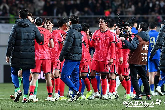 황선홍 감독이 이끄는 대한민국 축구 국가대표팀은 21일 오후 8시 서울월드컵경기장에서 태국과 2026 국제축구연맹(FIFA) 북중미 월드컵 아시아 지역 예선 조별리그 C조 3차전에서 손흥민의 선제골로 앞서갔지만 후반전 태국에 동점골을 내주며 1-1로 비겼다. 임시 감독으로 태국과의 첫 경기를 치른 황 감독은 아쉬운 무승부에 핑계를 대지 않았다. 그는 "추운 날씨에도 많은 팬이 응원해주셨는데 승리하지 못한 것에 죄송하다. 선수들은 최선을 다했다. 이것으로 다 끝난 게 아니다. 원정 경기가 있다. 실망스럽지만 잘 극복하고 원정을 잘 마무리하게 준비하겠다"라고 다음 경기에 대한 각오를 밝혔다. 서울월드컵경기장 고아라 기자