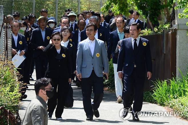 노무현 전 대통령 추도식 참석하는 유시민과 한명숙 (김해=연합뉴스) 김동민 기자 = 유시민 전 노무현재단 이사장(가운데)과 한명숙 전 국무총리(왼쪽)가 23일 오후 경남 김해시 진영읍 봉하마을에서 열린 노무현 전 대통령 서거 14주기 추도식에 참석하고 있다. 2023.5.23 [공동취재] image@yna.co.kr