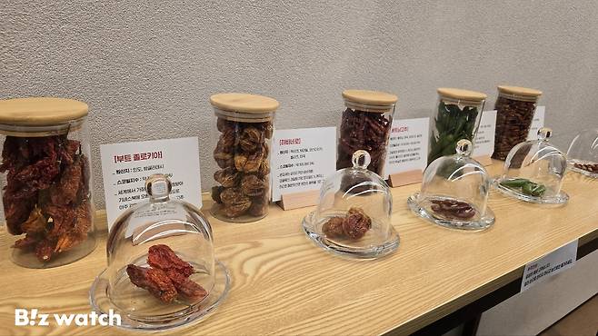 하림_더미식 장인라면 맵싸한 맛에 들어가는 고추 5종 / 사진=김지우 기자 zuzu@