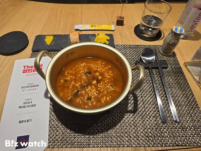 하림_더미식 장인라면 맵싸한맛이 냄비에 담겨있다. / 사진=김지우 기자 zuzu@