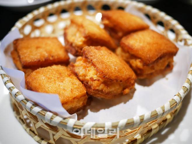중식요리에 식빵을 쓴 것이 있다. 새우살을 끼워넣은 멘바오샤