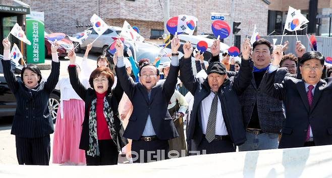 김덕현 군수(앞줄 왼쪽 세번째) 등 행사 참가자들이 태극기를 들고 만세를 외치고 있다.(사진=연천군 제공)