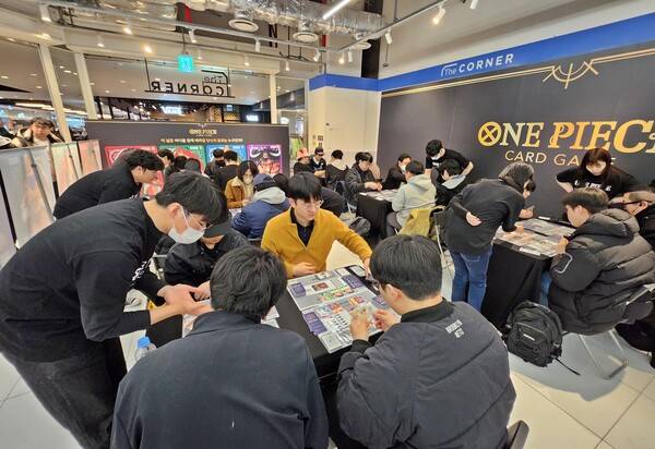 -&nbsp;총 12개의 테이블이 마련되어 있어 한 번에 24명의 관람객이 게임을 배울 수 있다&nbsp;