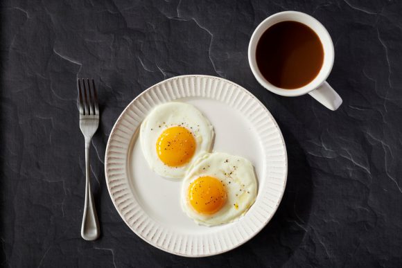 국가표준식품성분표(100g)에 따르면 달걀 프라이(2개)에는 단백질이 15.12g 들어 있다. 삶은 것(13.49g)보다 약간 많지만, 큰 차이가 없다. [사진=클립아트코리아]