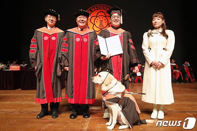 대구 북구 경북대학교에서 지난 2월 열린 2024년 2월 학위수여식에서 서창교 경북대 대학원장(왼쪽)이 문헌정보학 석사 김경훈 씨, 안내견 래브라도 리트리버 '탱고', 홍원화 경북대 총장, 김예지 국회의원과 기념촬영을 하고 있다. /뉴스1 ⓒ News1 공정식 기자