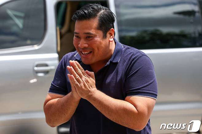 태국 국왕의 둘째 아들 바차라에손 위왓차라웡(42)이 해외 생활 27년만에 귀국한 가운데 8일(현지시간) 그가 방콕의 한 보육원을 방문하고 있다. 2023.08.08/ ⓒ 로이터=뉴스1 ⓒ News1 박재하 기자