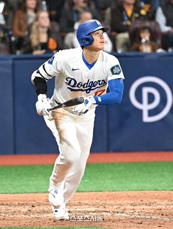 21일 오후 서울 고척스카이돔에서?‘MLB 월드투어 서울 시리즈’?LA 다저스와 샌디에이고 파드리스의 경기가 열렸다.7회말 1사 1루에서 LA 다저스 오타니 쇼헤이가 외야 플라이로 물러나고 있다. 2024. 3. 21.고척 | 최승섭기자 thunder@sportsseoul.com