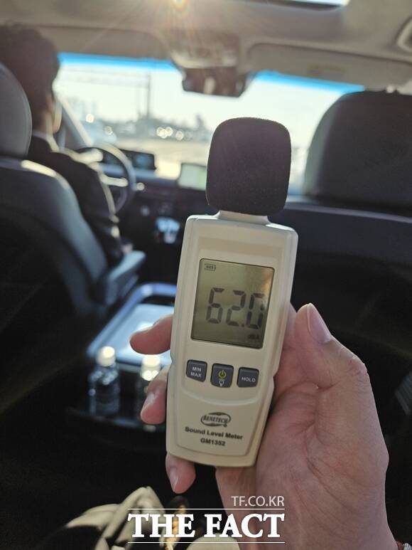 현대차 MPV 스타리아 하이브리드에서 데시벨 측정기로 소음을 측정했을 때, 고속 주행 시 62데시벨(db)을 기록했다. /김태환 기자