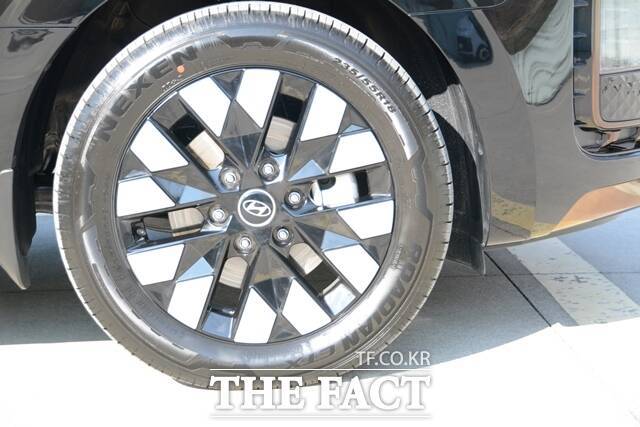 스타리아 하이브리드의 휠과 타이어 모습. 넥센 로디안 CTX 제품이 장착돼 있다. /김태환 기자.