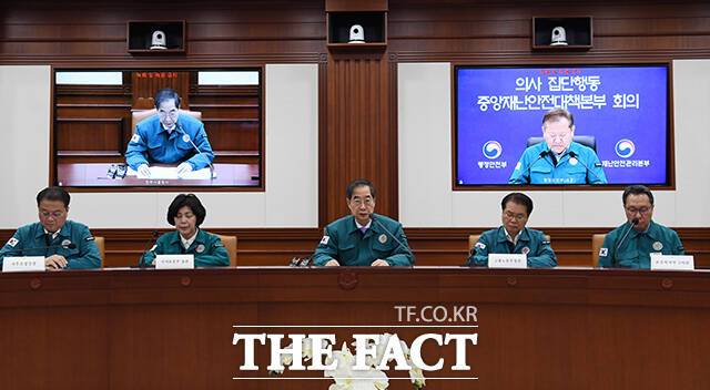 한덕수 국무총리(가운데)가 22일 오전 서울 종로구 정부서울청사에서 열린 의사집단행동 중앙재난안전대책본부 회의에 참석해 모두발언을 하고 있다. /임영무 기자
