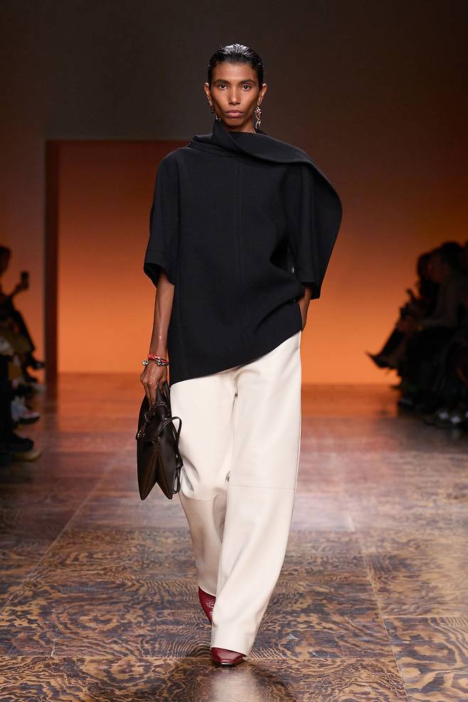 보테가 베네타가 2024 겨울 컬렉션에서 새롭게 선보인 리베르타(Liberta) 백. 하우스의 초기로 되돌아가 극도로 부드러운 가죽 소재로 유연함과 고급스러운 촉감이 돋보이도록 디자인되었으며, 조용하게 우리의 일상과 자연스럽게 어우러진다. /보테가 베네타 제공