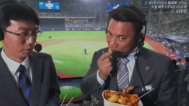 일본 NHK 중계진이 '서울시리즈' 중계 도중 고척스카이돔 인기메뉴를 직접 먹어보고 있다./온라인커뮤니티