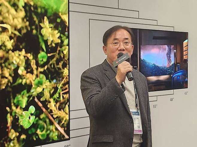 정철동 LG디스플레이 사장이 8일(현지시간) 미국 라스베이거스 LVCC(라스베이거스 컨벤션센터) 내 LG디스플레이 전시장 부스에서 기자들과 만나 발언하고 있다.ⓒ데일리안 임채현 기자