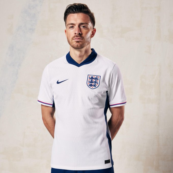 사진=잉글랜드 축구협회.&nbsp;첼시의&nbsp;2024-25시즌&nbsp;어웨이&nbsp;유니폼&nbsp;디자인이&nbsp;유출됐다.&nbsp;마치&nbsp;이번&nbsp;잉글랜드&nbsp;국가대표팀&nbsp;유니폼이&nbsp;연상되는&nbsp;디자인이다.