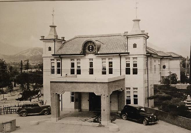 유성호텔 로비에 전시된 1918년 개관한 최초 ‘유성온천호텔’ 모습 사진. 최예린 기자