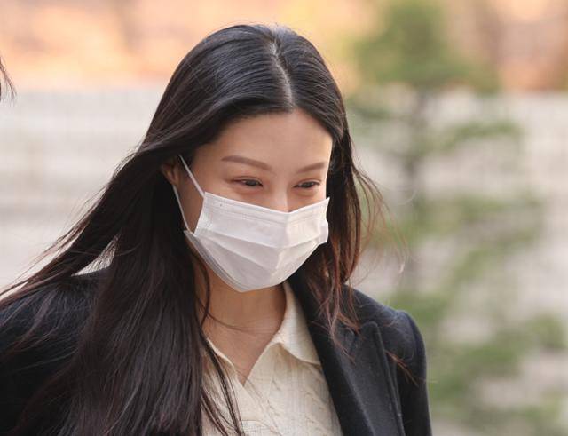입시 비리 혐의로 기소된 조국 조국혁신당 대표의 딸 조민씨가 22일 오전 서울 서초구 서울중앙지법에서 열린 1심 선고공판에 출석하고 있다. 연합뉴스