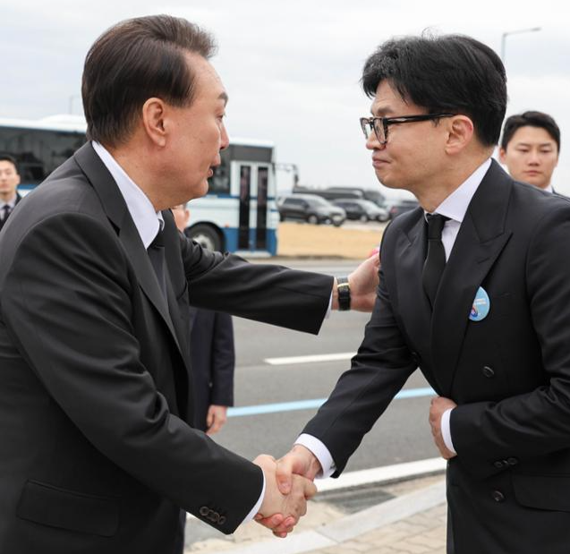 윤석열 대통령이 22일 경기 평택 해군 제2함대사령부에서 열린 제9회 서해수호의날 기념식을 마치고 한동훈 국민의힘 비대위원장과 악수를 하고 있다. 대통령실 제공