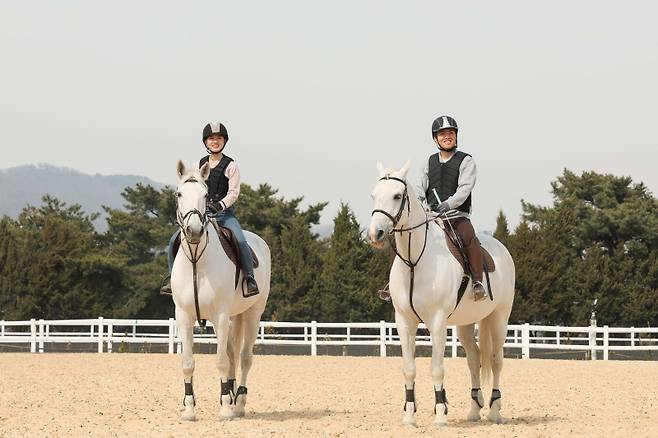 연세대 승마 동아리 ‘고삐 풀린 망아지’ 회원들이 말 앞에서 포즈를 취하고 있다. 한국마사회