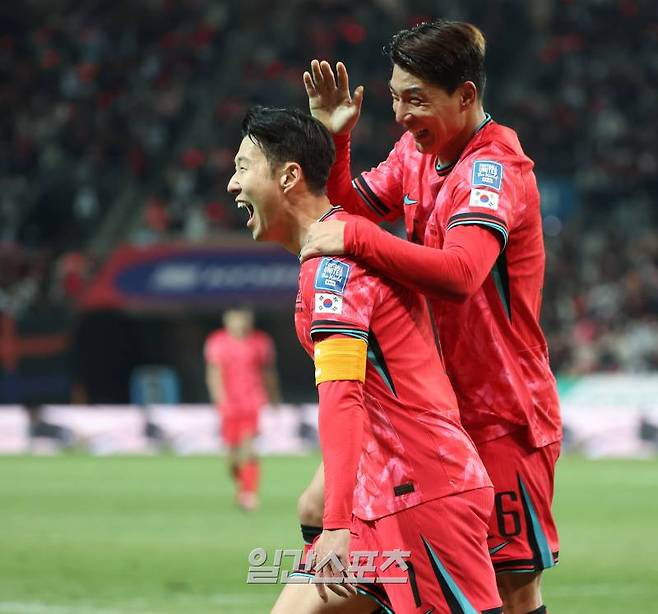 손흥민이 21일 오후 서울 마포구 서울월드컵경기장에서 진행된 대한민국과 태국의 2026 북중미 월드컵 아시아지역 2차 예선에서 전반 선제골을 널고 주민규와 함께 기뻐하고 있다. 상암=김민규 기자 mgkim1@edaily.co.kr /2024.03.21/