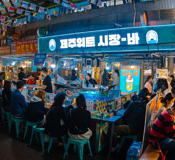 제주맥주가 광장시장에 열었떤 '제주위트 시장-바' 현장 사진. [사진=제주맥주]