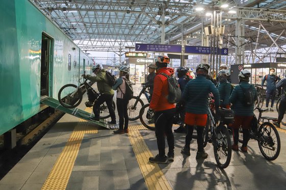 자전거 관광 전용 열차인 에코레일에 자전거를 싣는 사람들.
