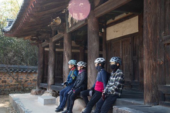 월연정을 방문한 자전거 여행자들의 모습.