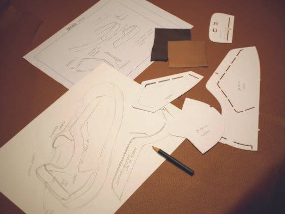 세컨드 스킨 가죽에 트리플 스티치 슈즈 디자인과 패턴을 놓아본 모습. 사진 제냐