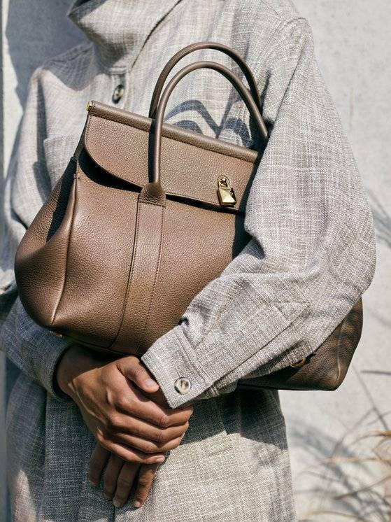 부드럽고 견고한 로로피아나만의 가죽으로, 옆구리에 끼워 들면 더 스타일이 산다. 사진 로로피아나