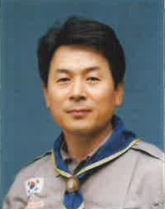 1991년 고성 세계잼버리대회서 지도자로 봉사해 보이스카웃 훈장을 받았다.