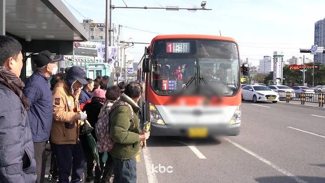 ▲공영제를 향한 목포시내버스 독자 운행 모델 첫 시범 운행 