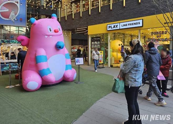 19일 서울 종로구 인사동 거리의 대형 아트벌룬 해치. 사진=임지혜 기자