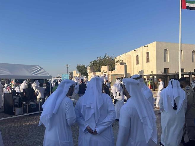 UAE 로컬 사람들이 행사를 맞이해 한자리에 모여 있는 모습