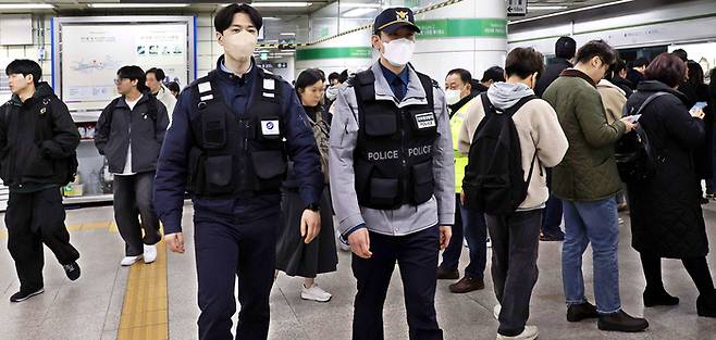서울교통공사 보안관(왼쪽)과 서울경찰청 지하철경찰대원이 지난 21일 서울 광진구 건대입구역에서 순찰을 하고 있다. [김호영 기자]