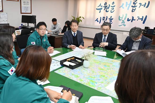 김현수 수원시 제1부시장(오른쪽에서 시계 반대방향으로 네번째)이 의사 집단행동 관련 응급의료협의체 3차 긴급회의에서 발언하고 있다. / 사진제공=수원특례시